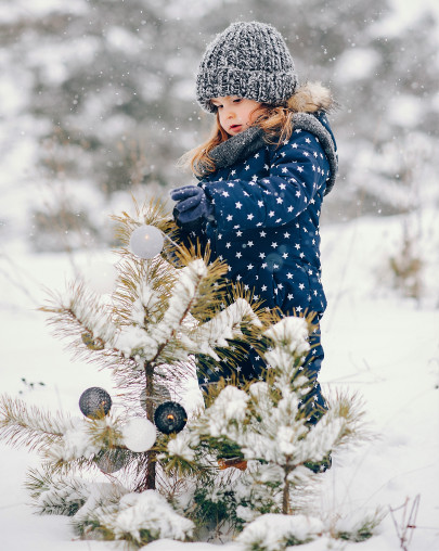 Vánoční pohlednice, přání a pozdravy - Pohlednice dievcatko Vianoce les 