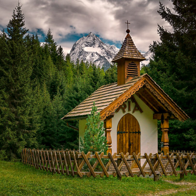 Pohlednice -  kaplnka v horach 